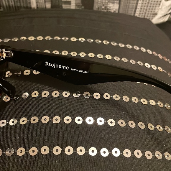 Cat-eye shape with flat-top style. 🕶️ Sunglasses - Picture 2 of 4